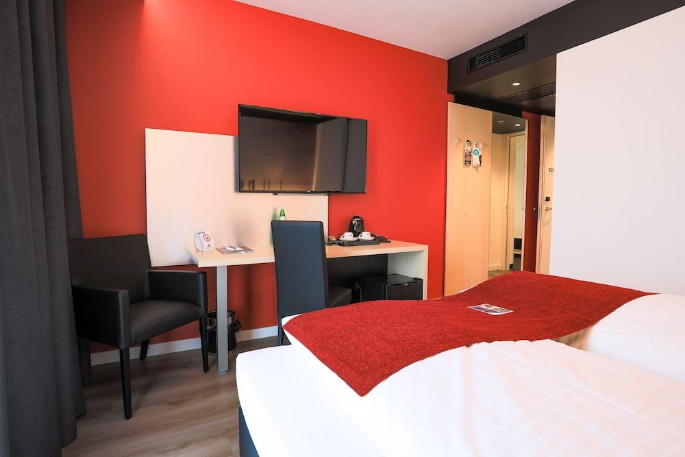Pannonia Tower Hotel Parndorf Exterior photo