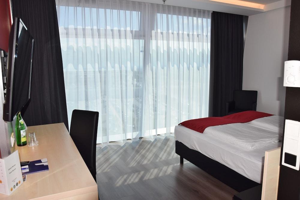 Pannonia Tower Hotel Parndorf Exterior photo