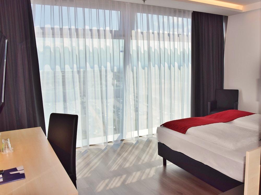 Pannonia Tower Hotel Parndorf Exterior photo