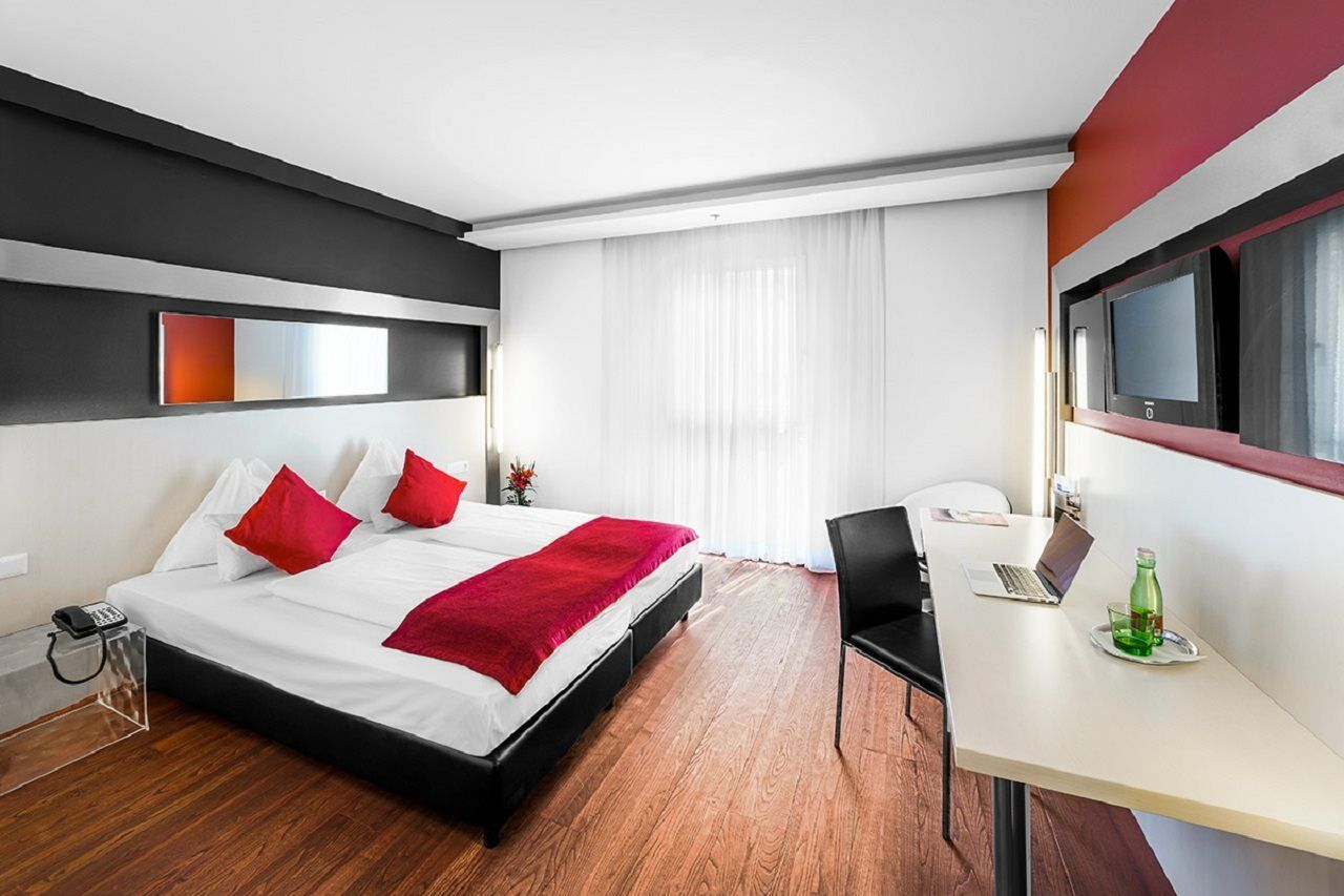 Pannonia Tower Hotel Parndorf Exterior photo